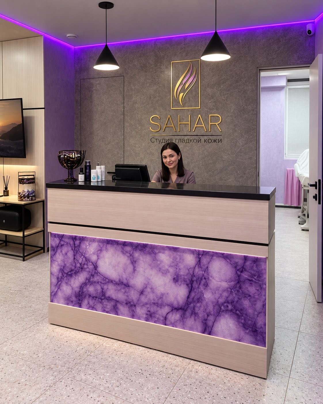 Сотрудница встречает гостей за стойкой ресепшена Sahar Space
